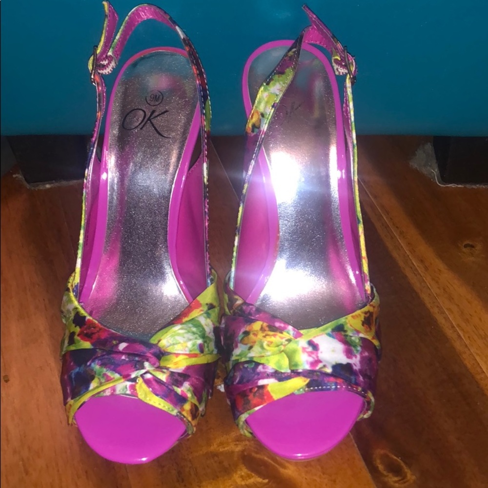 It’ ok heels. Never worn.